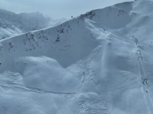 Zwei Schneesportler von Lawine verschüttet – eine Person verstorben