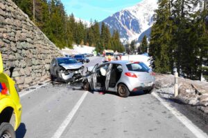 Frontalkollision fordert zwei verletzte Personen