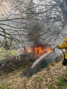 Blechunterstand und Traktor durch Brand zerstört