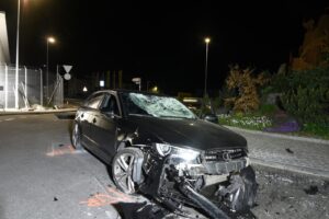 Person bei einem Verkehrsunfall verletzt