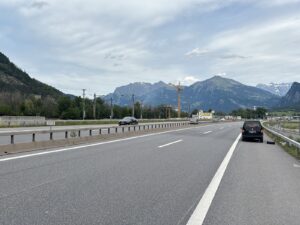 Trimmis: Verlorenes Rad kollidiert mit Autos