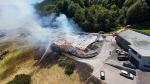 Grossbrand zerstört mehrere Unterstände