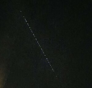 Starlink-Lichterkette am Morgenhimmel
